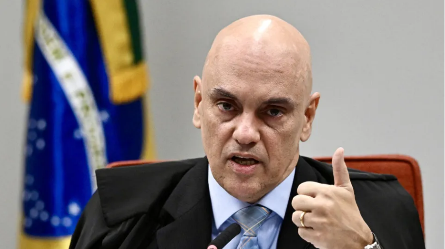 Moraes suspende visitas de Flávio a Bolsonaro na prisão domiciliar