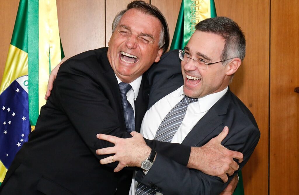 CLÁUDIO CASTRO É FLAGRADO PELA POLÍCIA FEDERAL COM MALOTE, MAS BLINDADO POR MENDONÇA: O NOVO MORO DO STF
