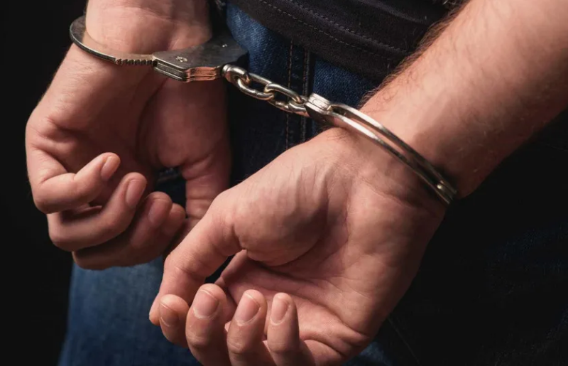 Pai é preso suspeito de estuprar filha por 17 anos e ameaçá-la de morte