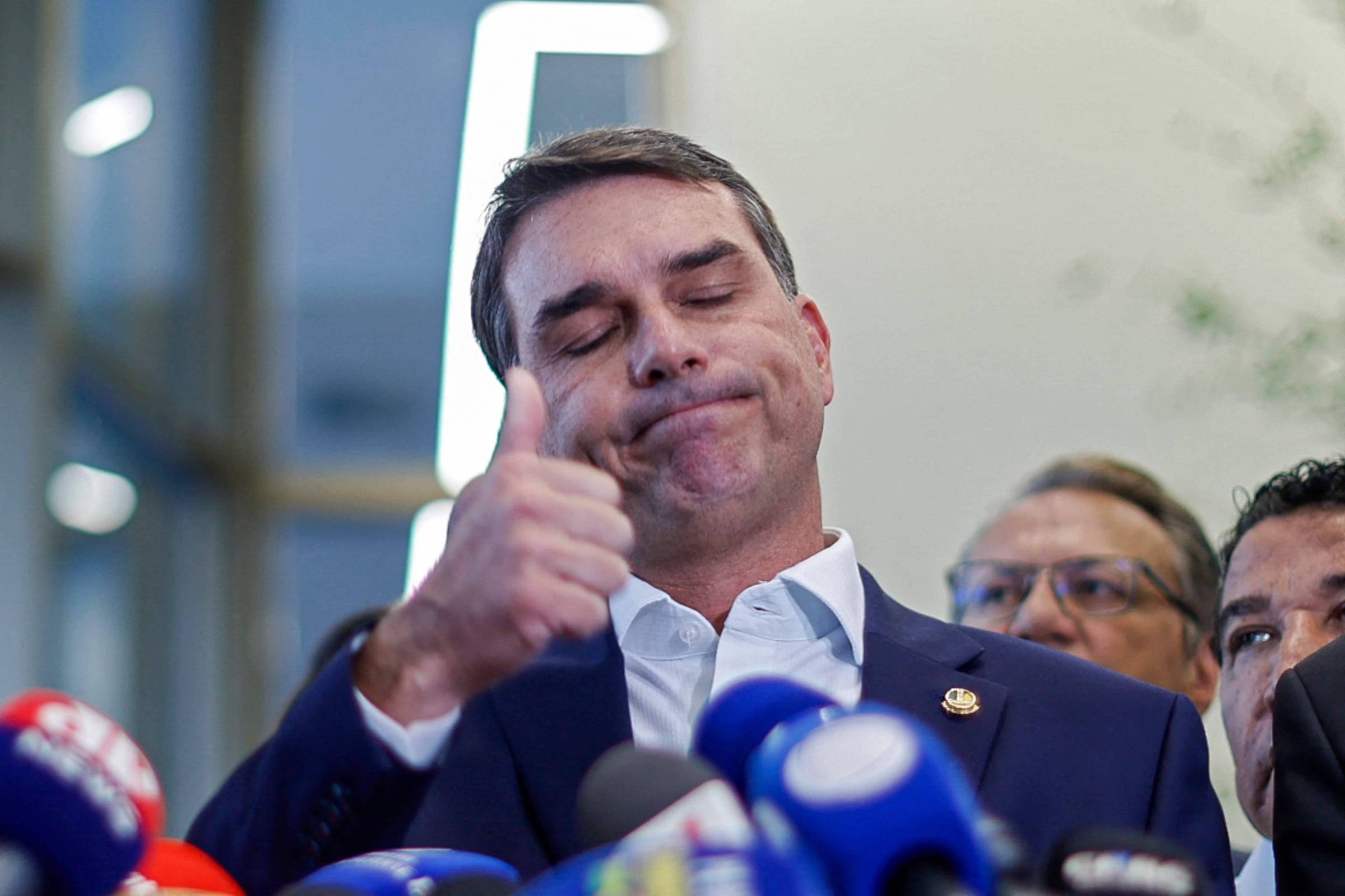 Flávio Bolsonaro estaria planejando uma falsa tentativa de assassinato? Entenda o que está circulando na internet