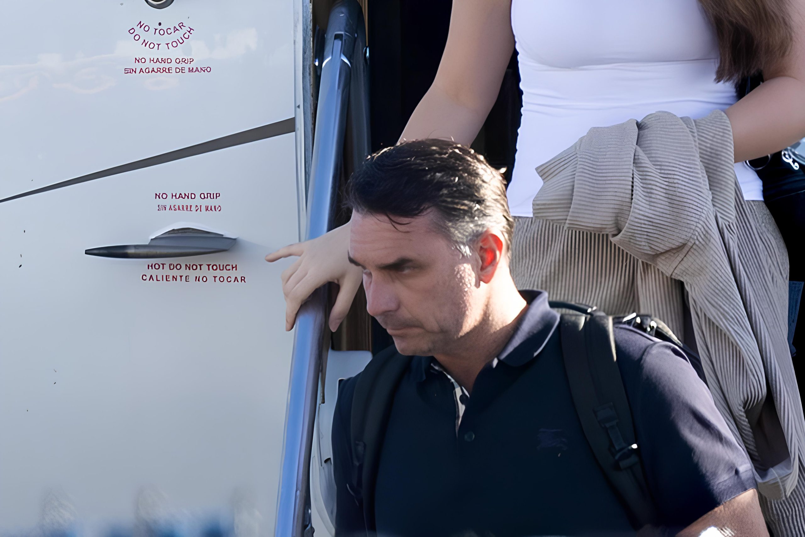 Covarde Flávio Bolsonaro se autoproclama “presidente” e desiste em meia hora; foge para os EUA e debocha do Brasil e depois troca para “líder” em carta de teor golpista