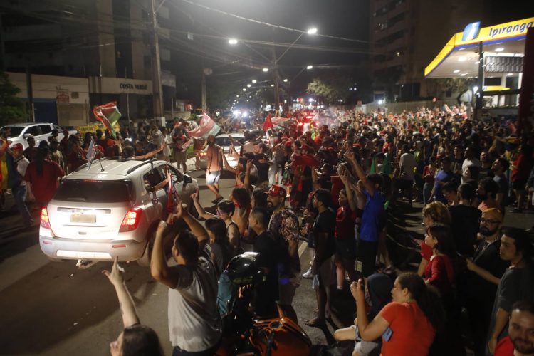 Eleitores-de-Lula-comemoram-vitoria-nas-ruas-de-Lo0322460000202210302308